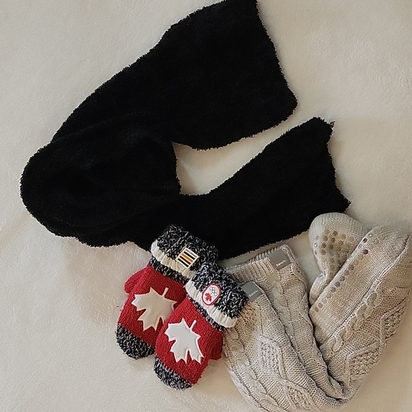 Bench Accessories - BUNDLE OF HBC MITTENS , HOT SOCKS BY BENCH AND WARM SCARF